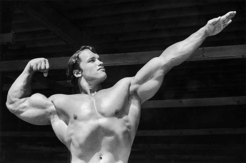 Arnold Schwarzengger doing the classic Javelin-thrower pose